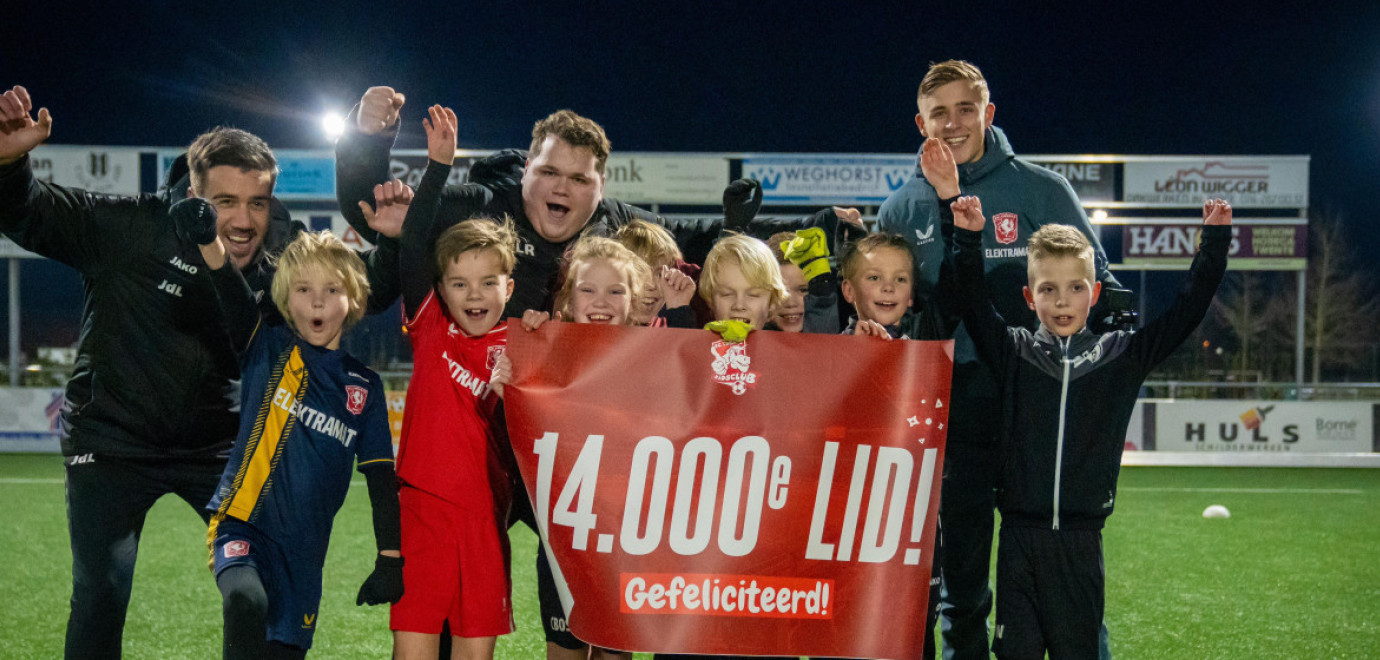 14.000e jeugdlid van FC Twente verrast door Max Bruns