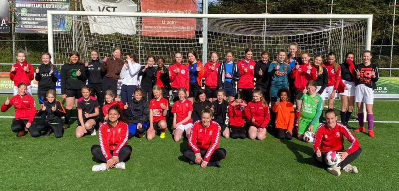 30 meiden krijgen clinic van FC Twente Vrouwen en Scoren in de wijk