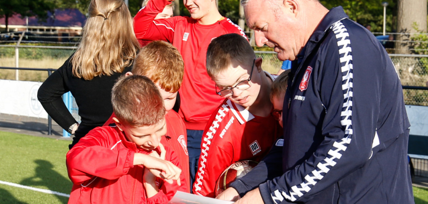 Coaches on Tour: Ron Jans en Jeffrey de Visscher verzorgen training bij FC Eibergen