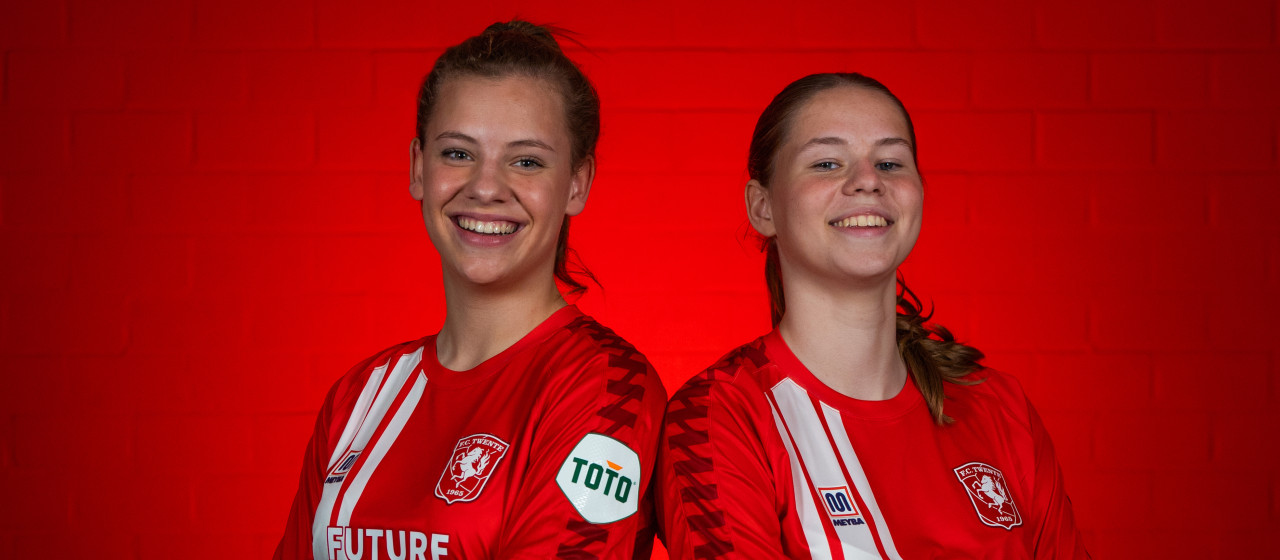 Eva Oude Elberink en Suus Verdaasdonk tekenen contract bij FC Twente Vrouwen