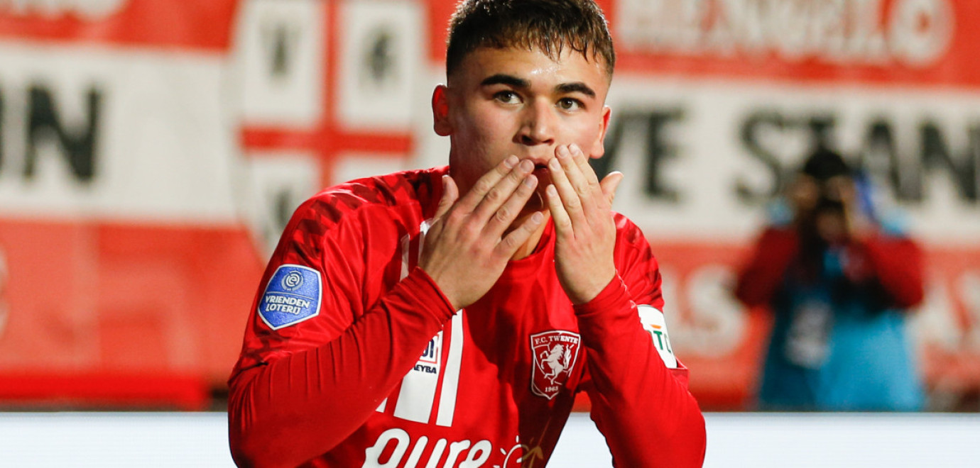 Manfred Ugalde kopt FC Twente naar zege op AZ