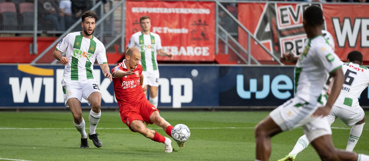 FC Twente wint van FC Groningen (3-0)