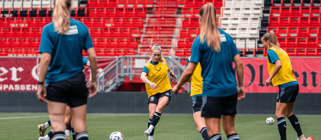 FC Twente Vrouwen traint in De Grolsch Veste