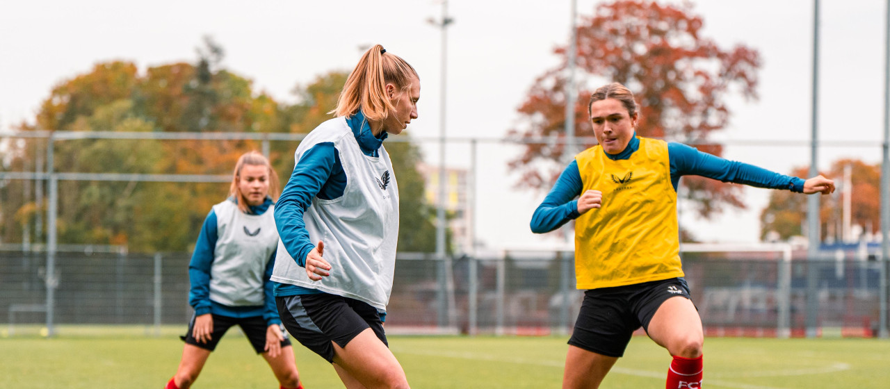 FC Twente Vrouwen traint richting Chelsea