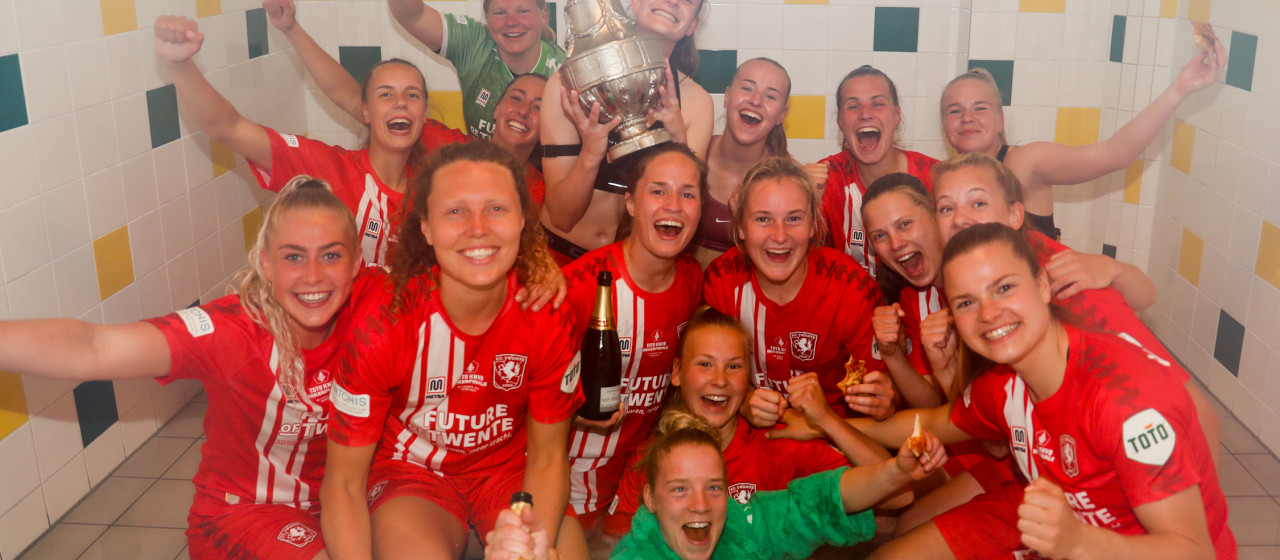FC Twente Vrouwen viert bekerzege 