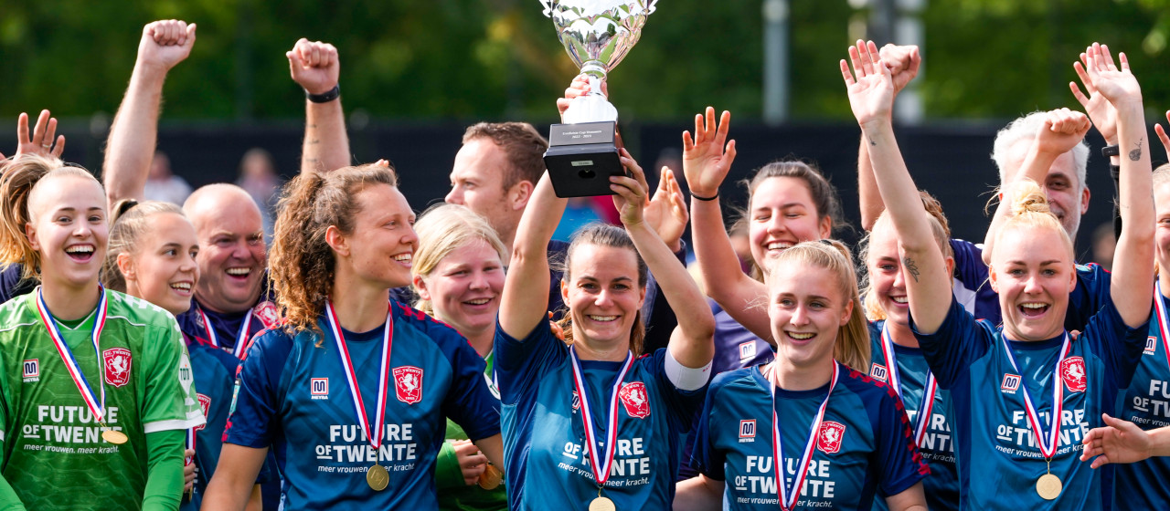 FC Twente Vrouwen wint Eredivisie Cup in duel met zeven goals