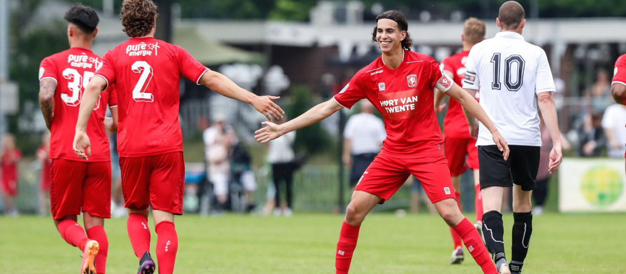 FC Twente trapt af tegen Sparta Enschede (1-8)