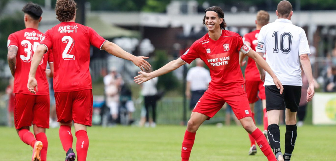 FC Twente trapt af tegen Sparta Enschede (1-8)