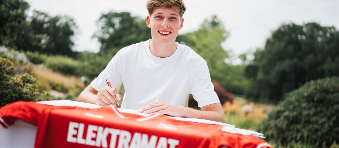 Gijs Besselink tekent contract bij FC Twente   