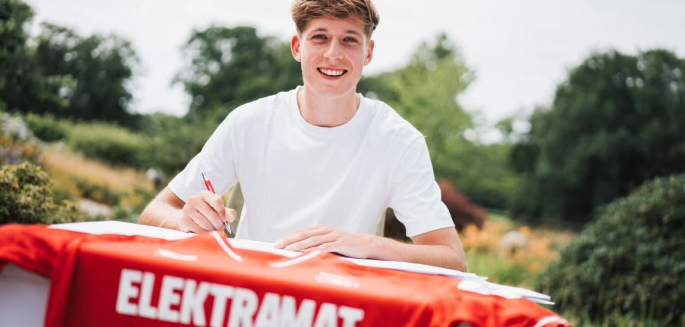 Gijs Besselink tekent contract bij FC Twente   