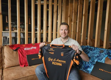 Mystery United shirt in handen v2