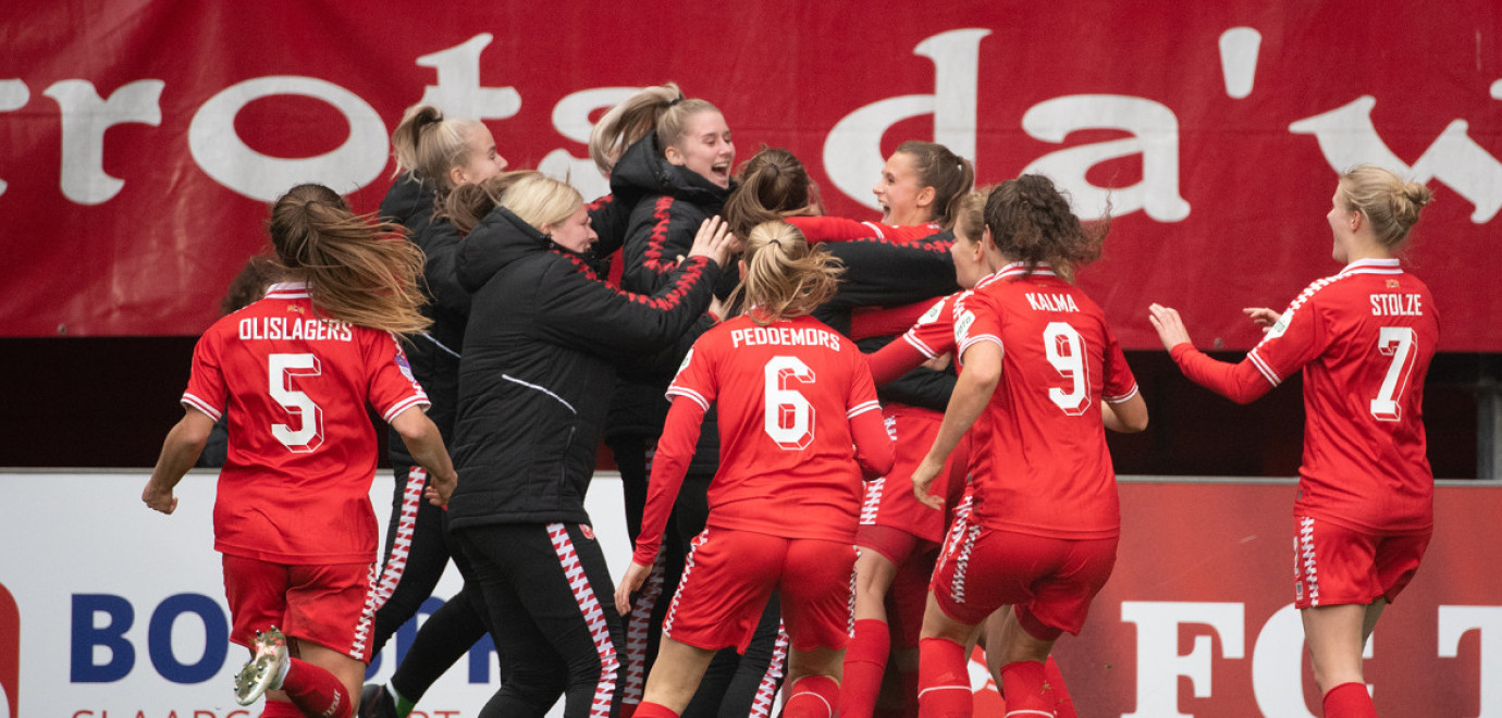 Kerstin Casparij schiet FC Twente Vrouwen langs Ajax 