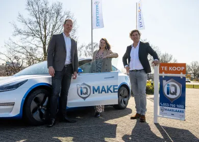 groepsfoto met auto en andere vlag2