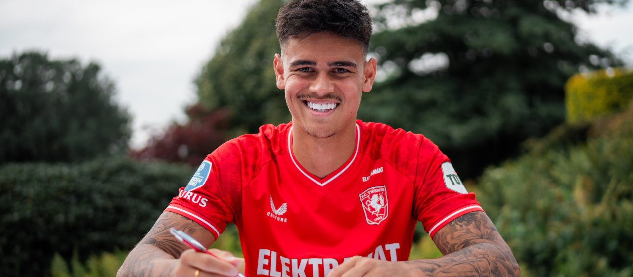 Mees Hilgers tekent nieuw contract: "Nog niet klaar bij FC Twente"