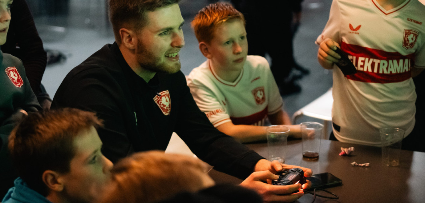 Young Reds leven zich uit tijdens Mystery United FIFA Toernooi