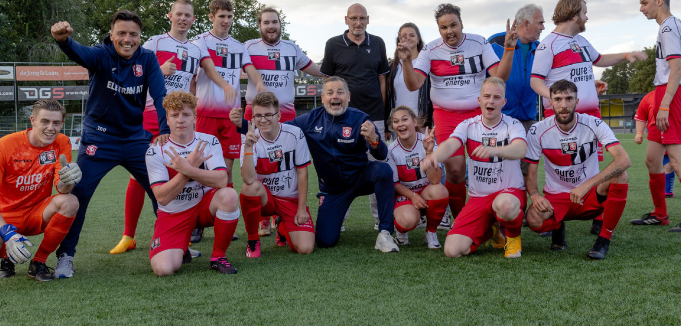 Technische staf actief tijdens G-voetbaldag in Raalte