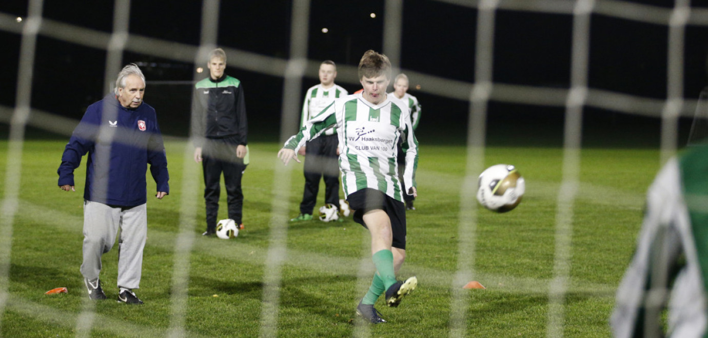 Voetballers van vv Haaksbergen bereiden zich voor op speciale voetbaldag