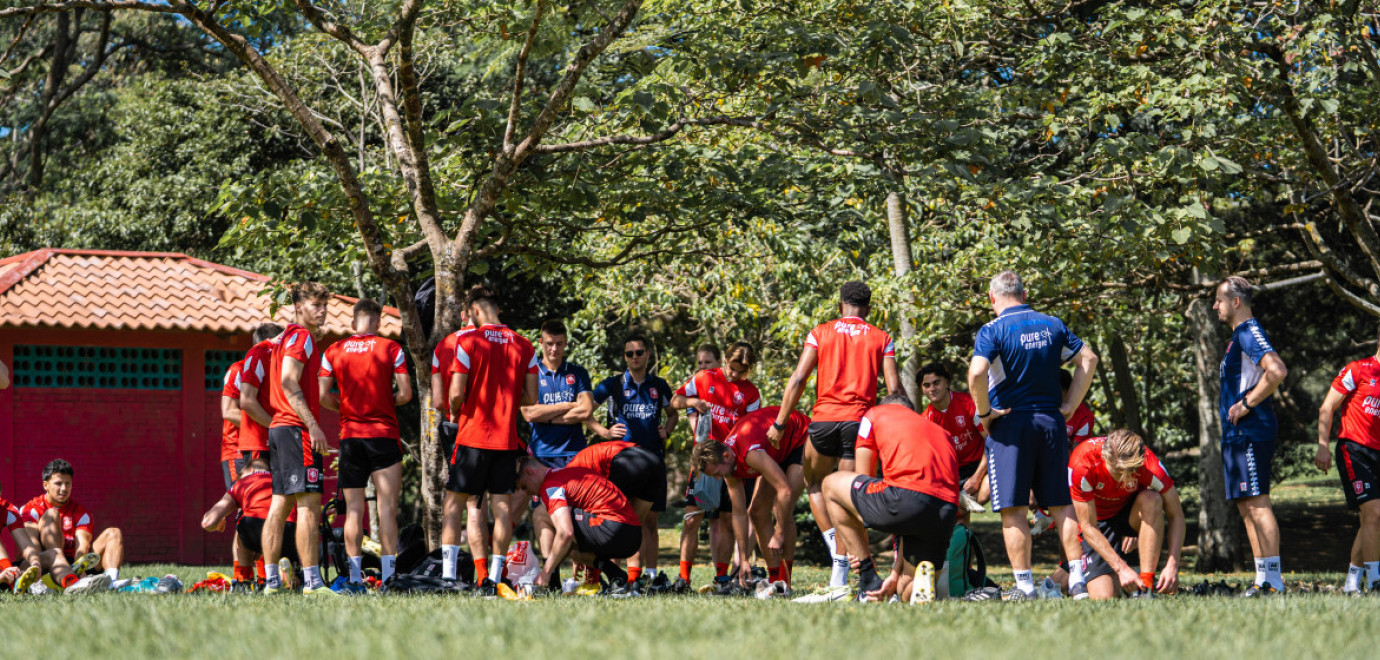 Van Binnenuit - Ruiz verwelkomt selectie, ochtendtraining in het park en lange reis