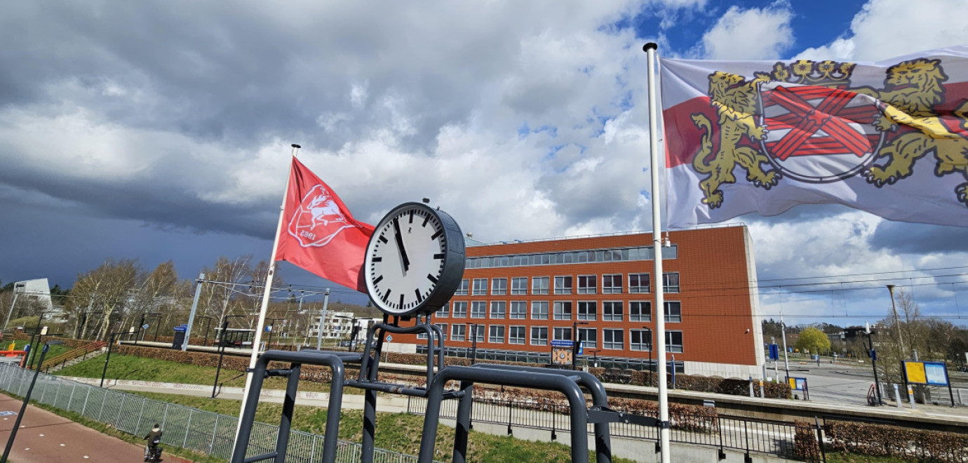 Originele stadionklok herenigd met nostalgisch scorebord