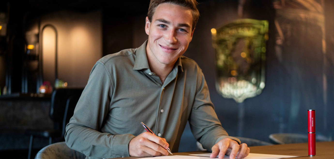 Carel Eiting tekent contract bij FC Twente