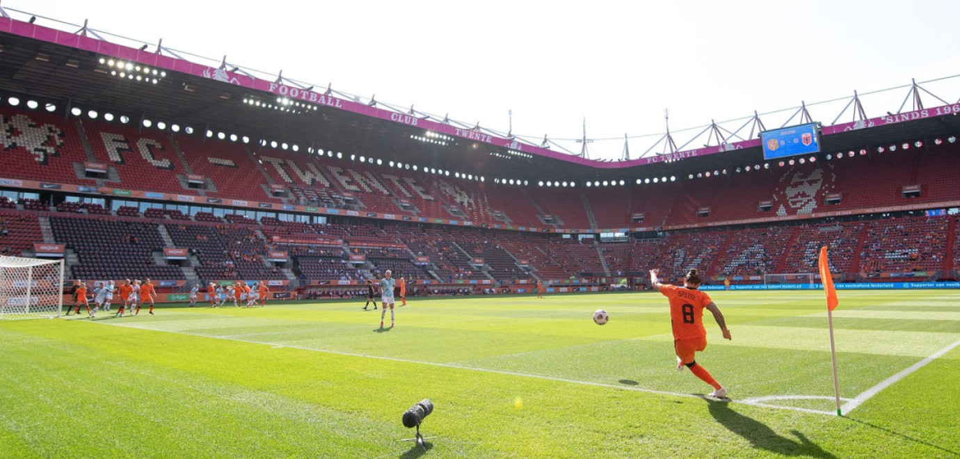 Oranje Vrouwen: Overtuigende zege in Enschede