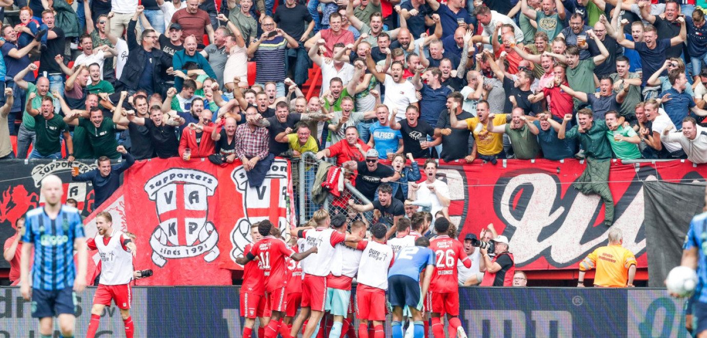 Robin Pröpper schiet FC Twente naast Ajax (1-1)