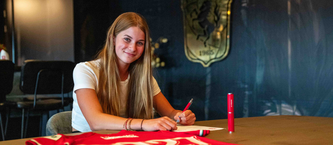 Rose Ivens tekent contract bij FC Twente Vrouwen