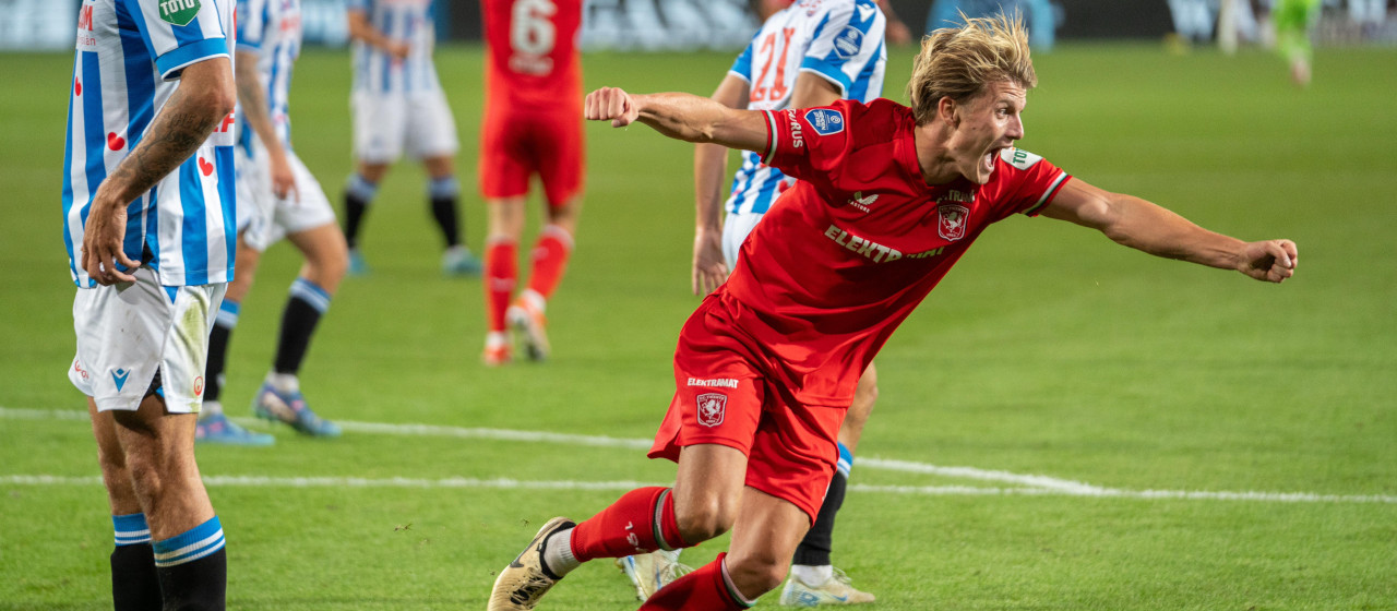 Sem Steijn schiet FC Twente langs sc Heerenveen