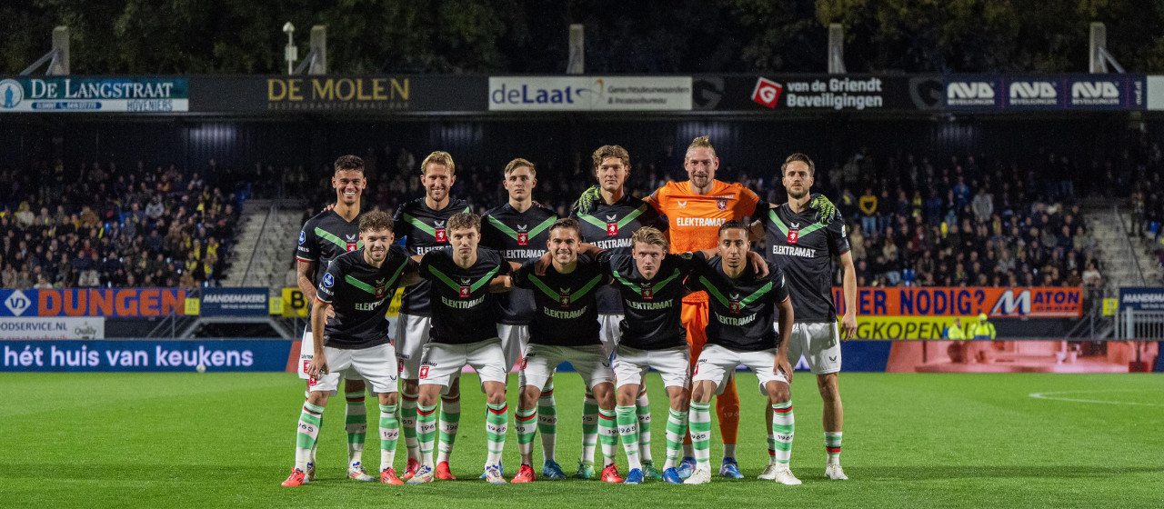 Spelers presenteren het jubileumshirt