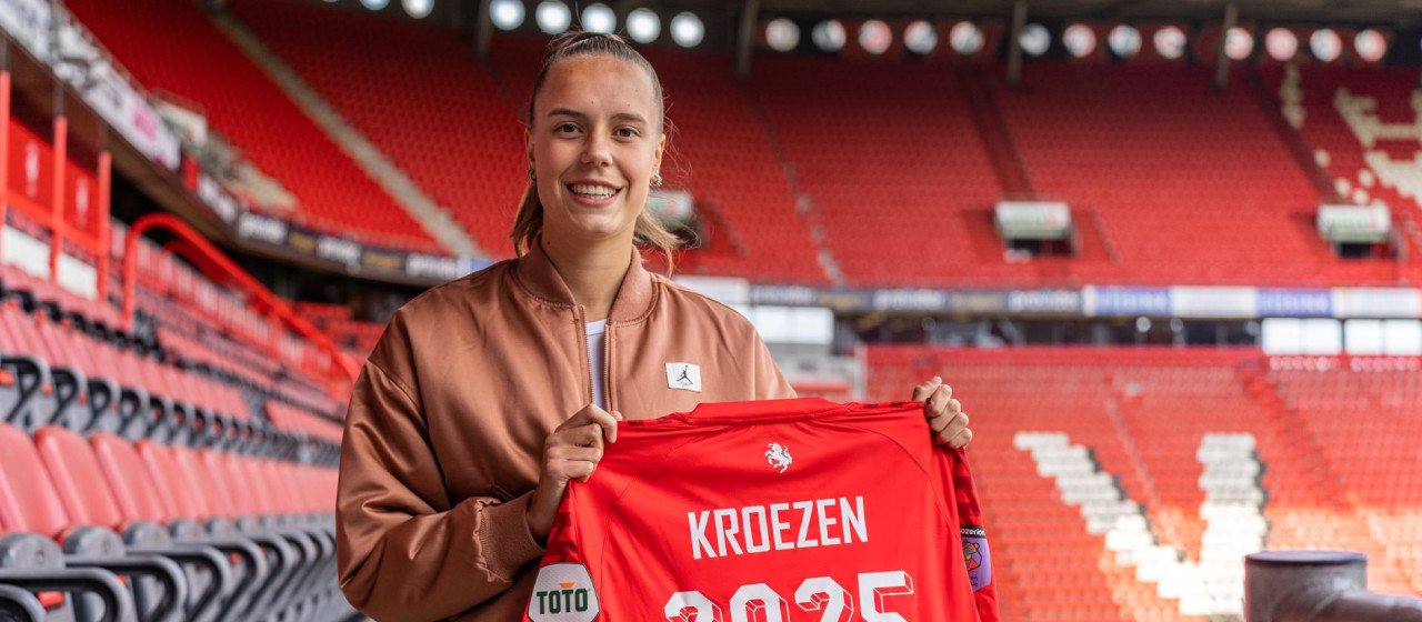 Sterre Kroezen tekent nieuw contract bij FC Twente Vrouwen