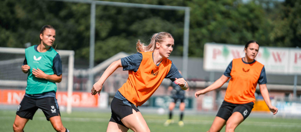 Training FC Twente Vrouwen in beeld