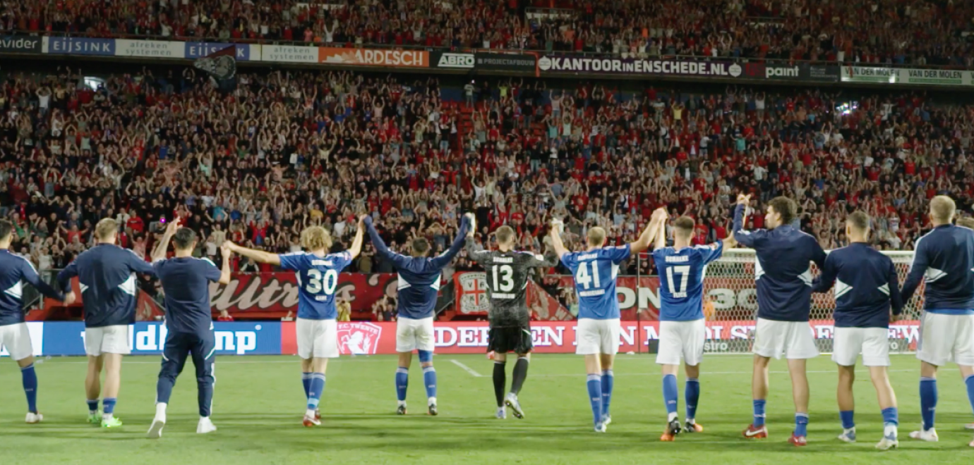 Van Binnenuit | Aankomst Tzolis en supporters bedanken Schalke-spelers