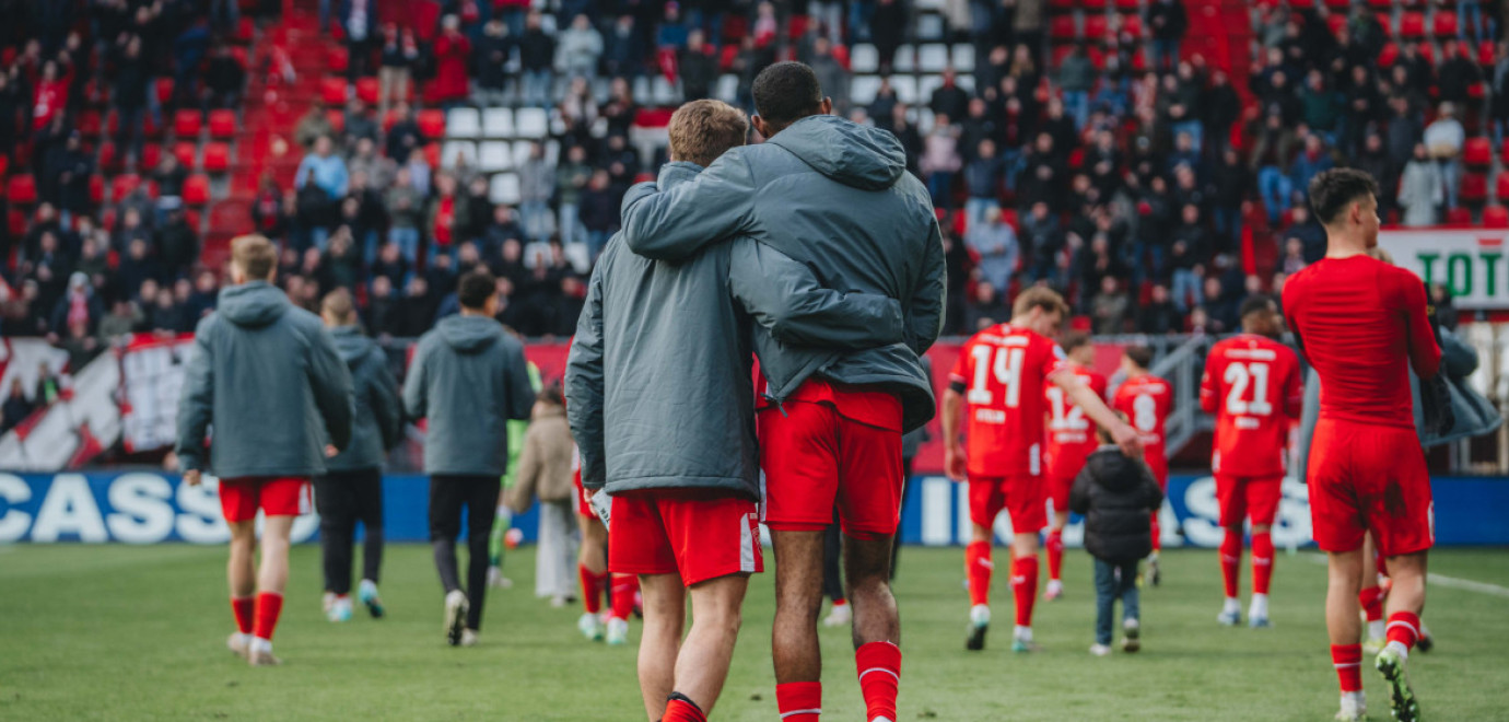 Van Binnenuit - Ruud Nijstad tekent contract, Ricky maakt camera nat