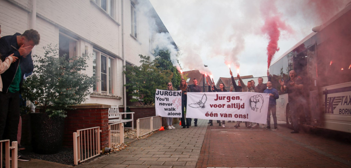 Vrienden brengen emotioneel eerbetoon aan Jurgen