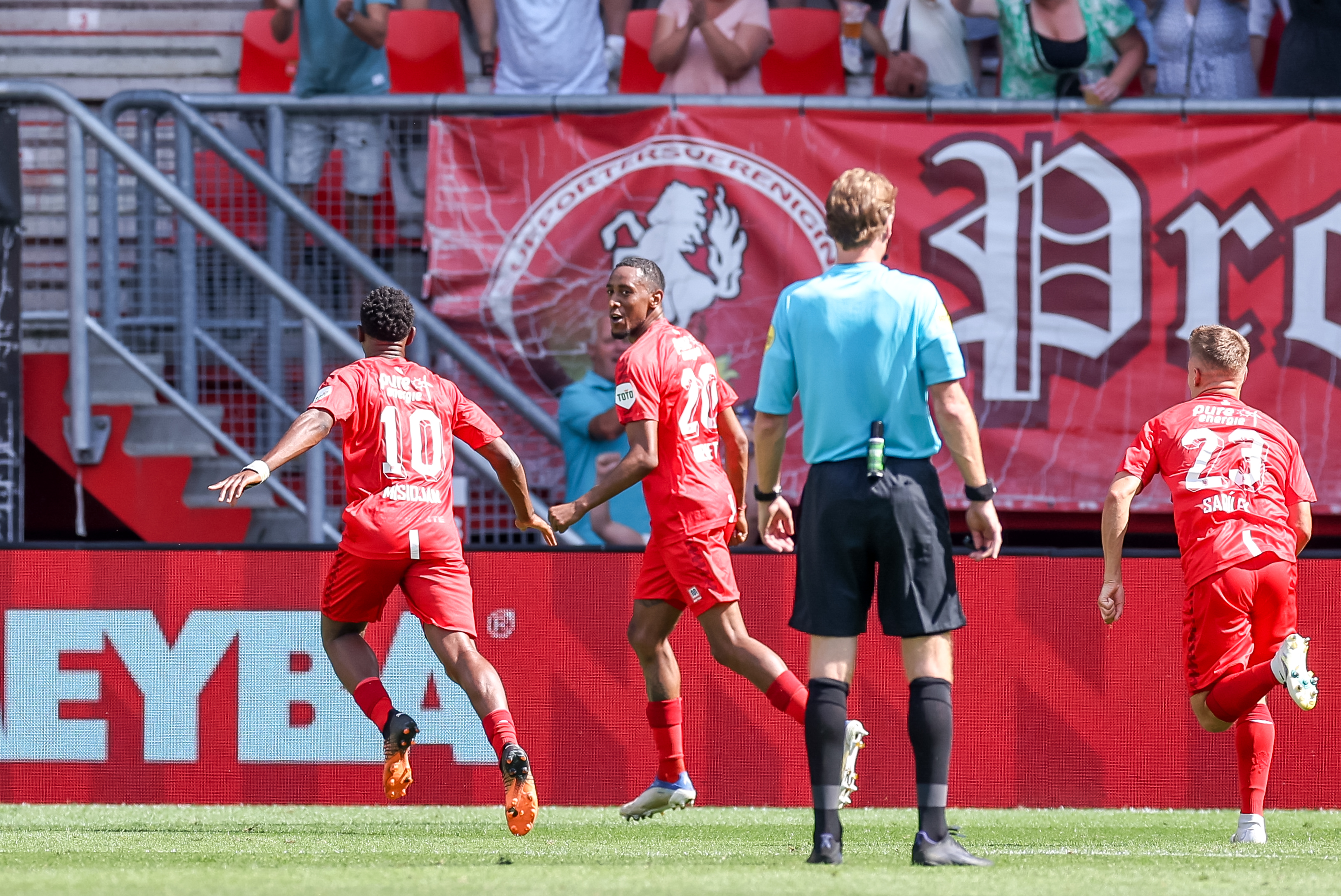 55721058 FC Twente