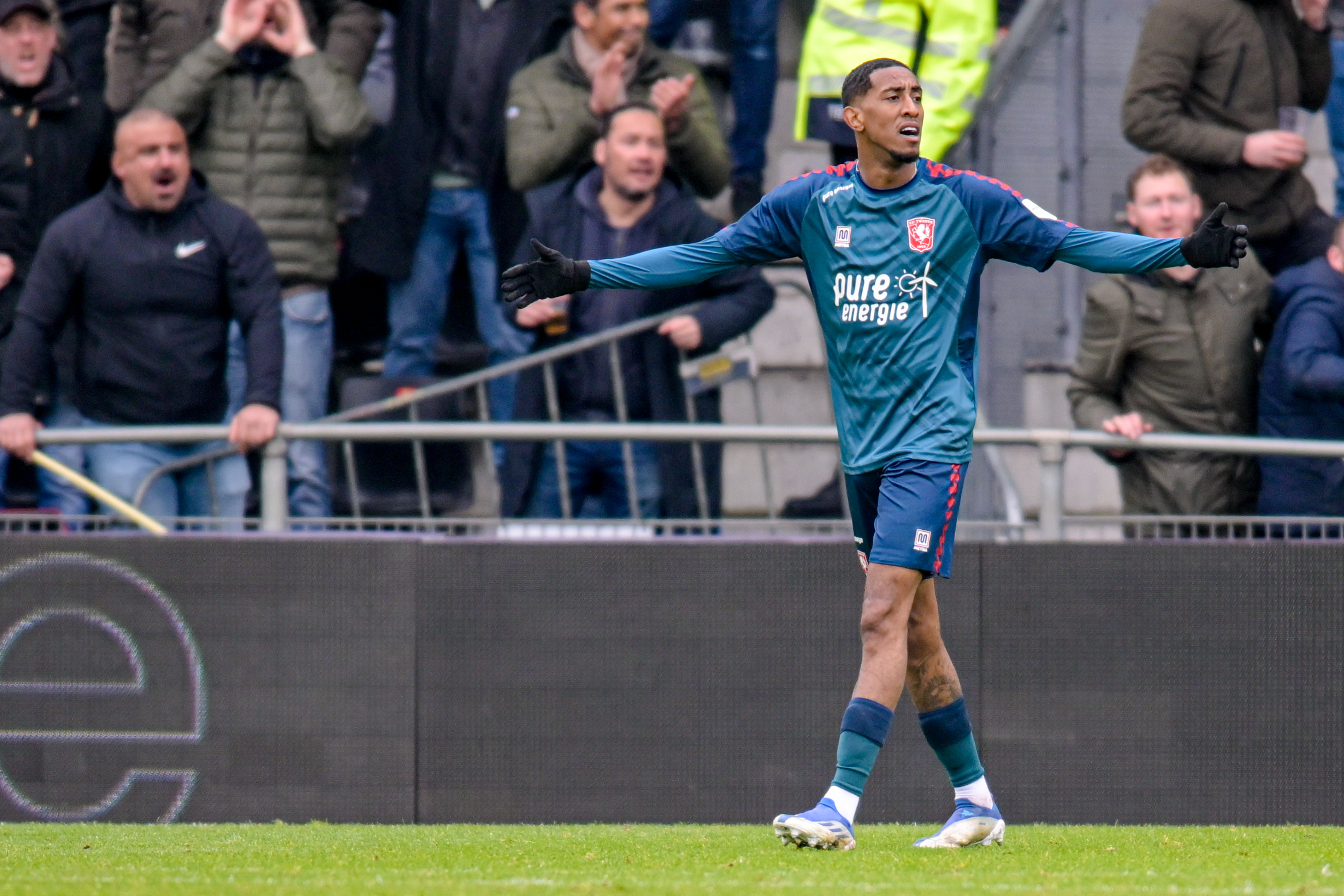 58140268 FC Twente v2