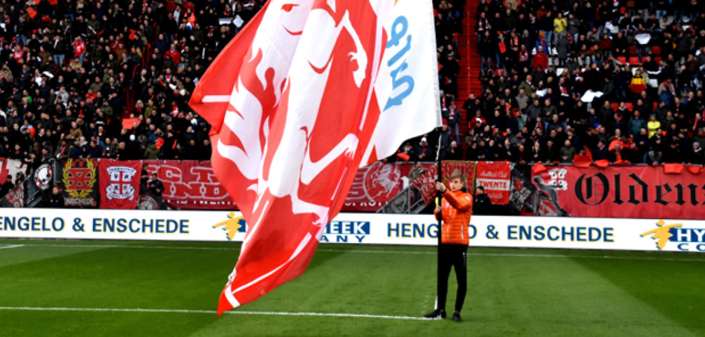 Young Reds: meld jouw voetbalteam aan voor de megavlaggen